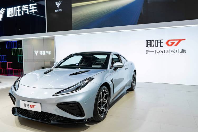 成都181哪吒汽车在智能汽车领域的表现，领途汽车在新能源汽车市场中的影响力